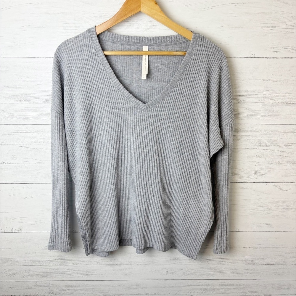 Aritzia The Group Babaton Traverse Longsleeve Light Grey XS - Oversized V Neck